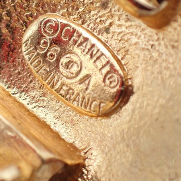 CHANEL CC Logo Round Button Earrings 96A Clip-On Gold GHW France Vintage - Picture 8 of 9